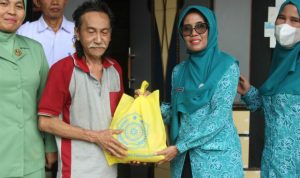 TP-PKK Batola “Dor to dor” Antar Sembako Kerumah Warga