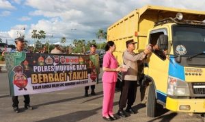 Polres Bagikan Takjil Kepada Masyarakat Murung Raya