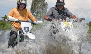 Gubernur Kalsel Bersama Pj Bupati Salurkan Bantuan ke Jejangkit