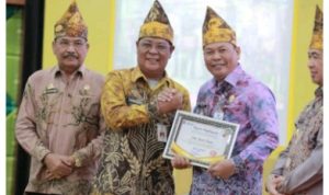 Pj Bupati Batola Terima Penghargaan Kinerja Terbaik Kluster Pangan Sehat