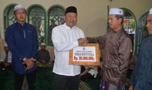 Penjabat Bupati Batola Serahkan Bantuan ke Sejumlah Masjid