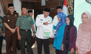 Pj Bupati Batola Serahkan Tunjangan ke Baznas