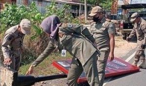 Reklame Rokok Tak Berizin di Batola Dirobohkan Tim KLA