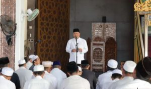 Penjabat Bupati Mujiyat Shalat Id di Masjid Agung Al-Anwar