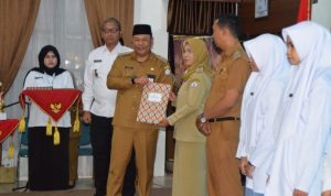 Mujiyat Serahkan Hadiah Kepada Peserta Lomba HANI 2023