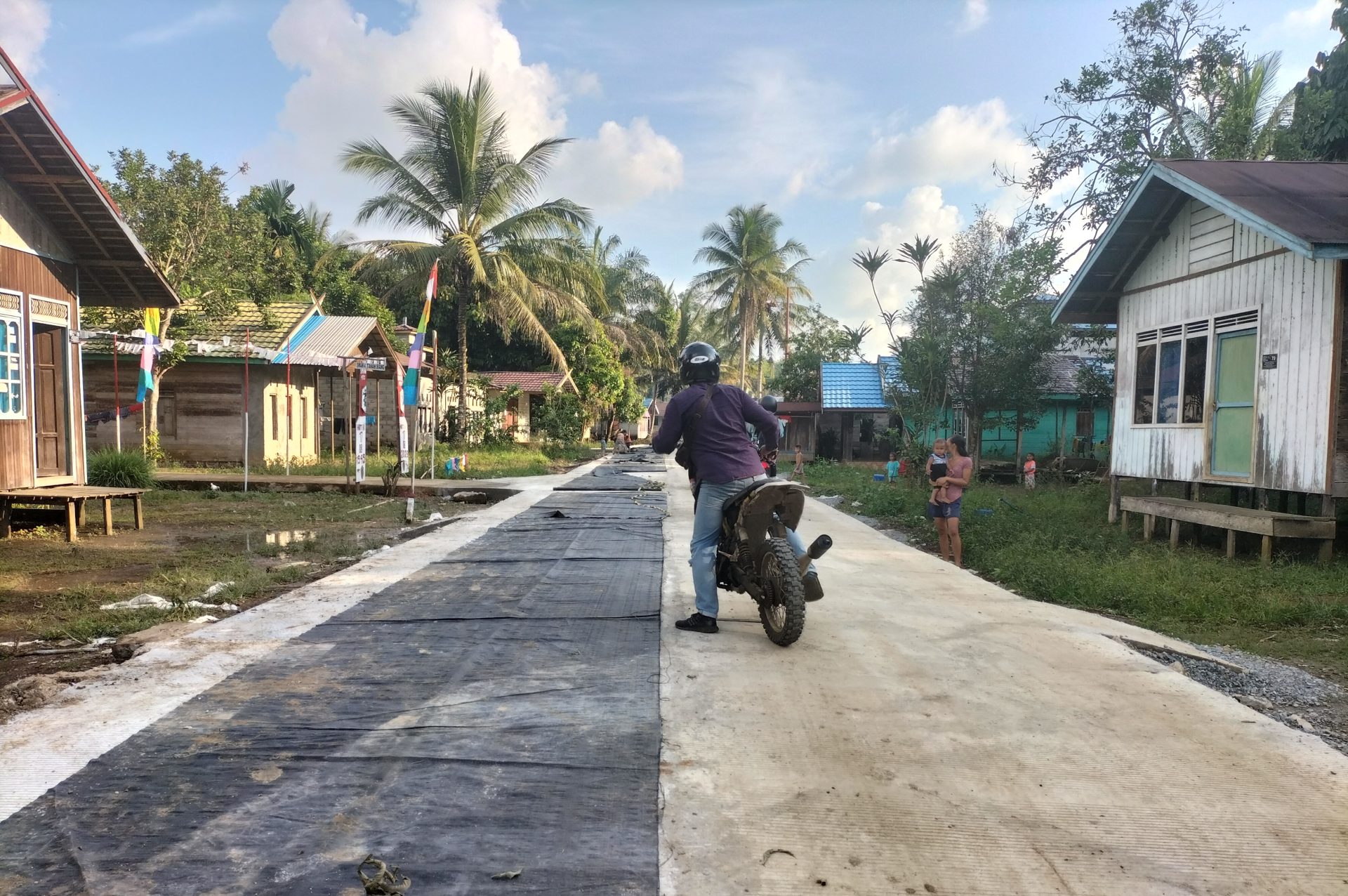 Jalan Desa Dirung Bakung Ke Ibukota Puruk Cahu di Corbeton