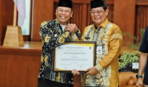 Mujiyat Terima Penghargaan Terbaik Pertama Pengelolaan DAK Fisik