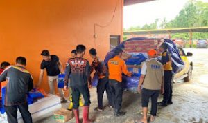 Paman Birin Bantu Korban Terdampak Banjir di HST