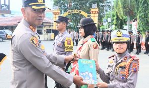 Generasi Muda HSU Dibagikan Buku Anti Narkoba