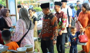 Pj  Bupati Hermon Buka Pasar Ramadan Disambut Antusias Ratusan Warg