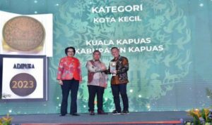 Kapuas Raih Piala Adipura Kategori Kota Kecil