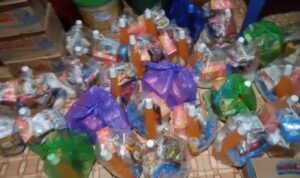 Redaksi Media Sinar Barito Berbagi Bingkisan Sembako Ramadhan untuk Karyawan dan Warga