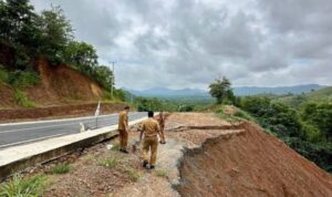 Akibat Hujan Lebat Jalan Banjabaru-Batulicin Longsor