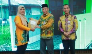 Pj. Bupati Mujiyat Serahkan Penghargaan kepada TPPS Atas Kinerja Penurunan Stunting