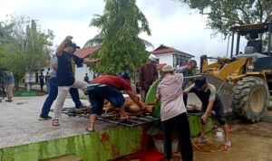 Dinas PUPR Barito Utara Bagikan 1.500 Kupon Daging Hewan