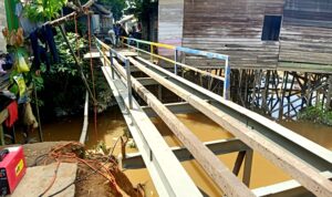 Dinas PUPR Barito Utara Lakukan Perbaikan Jembatan di RT 6 Jalan Keladan