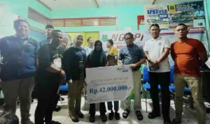 Erlin Hardi Serahkan Santunan JKM Jamsostek ke Pekerja Rentan