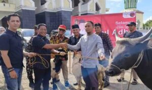 Heriyus Salurkan Tiga Hewan Qurban di Masjid Agung Al-Istiqlal