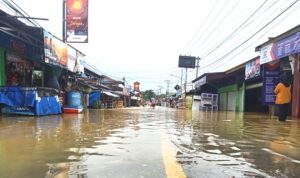 Hujan Deras Guyur Muara Teweh Sejumlah Jalan dan Pemukiman Warga Terendam Banjir