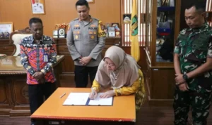 Pemkab Tabalong Serahkan Dana Hibah Pengamanan Pilkada 2024