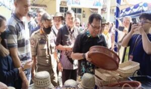 Pj Bupati Kapuas Tinjau Pameran UMKM