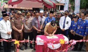 Pj Bupati Resmikan Jembatan Pasar Senin Km 11 Anjir Serapat