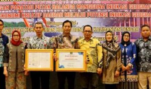 Pj Bupati Terima Sertifikat Merk Asosiasi Kelompok Anyaman Rotan Gunung Purei