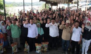 Pj Bupati Mura Dampingi Sekda Pemprov Kalteng Buka Pasar Murah dan Serahkan Hewan Kurban di Laung Tuhup