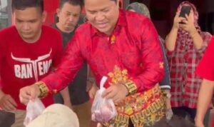 DPC PDI Perjuangan Murung Raya Bagikan 100 San Lebih Bungkus Daging Kurban Kepada Warga