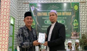 Waket II DPRD Mura Bantu 50 Eks Al Quran ke Masyarakat