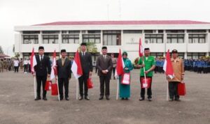 Peringati Hari Lahir Pancasila, Pemkab Batola Bagikan Bendera Merah Putih