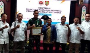 Dandim 1013 Mtw Terima Penghargaan dari PW