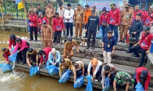 Dinas KPP Barito Utara Restoking 74 Ribu Benih Ikan di DAM Trinsing
