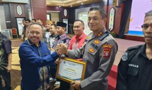Kapolres Murung Raya Terima Piagam Penghargaan Peduli Pers dari PWI Kalteng