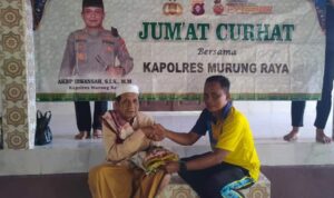 Jumat Curhat, Polres Murung Raya Berbagi Sembako Kepada Kaum Masjid dan Tokoh Agama