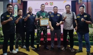 Dandim 1013 Muara Teweh Terima Penghargaan dari PWI Kalteng