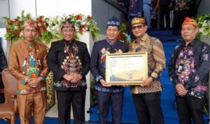 Piagam Penghargaan UHC, Kado Manis Hari Jadi ke-74 Kabupaten Barito Utara
