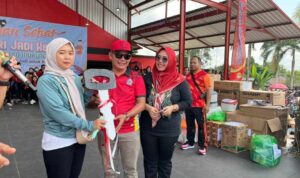 Rahmanto Serahkan Hadiah Sepeda Motor Pemenang Jalan Sehat Hari Jadi Murung Raya ke 22 Tahun