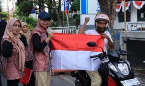 Diskominfotik Banjarmasin Bagikan Bendera Merah Putih Secara Gratis