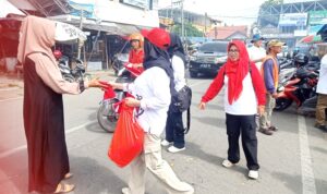 Pembagian Bendera Berikan Dampak Positif kepada Pedagang UMKM