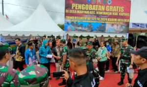 Pengobatan Gratis Kepada Warga dalam Upacara Penutupan TMMD Reguler ke-121 Tahun 2024