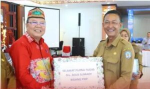ASN dan Tenaga Kontrak Diskominfo SP Beri Penghargaan Kepada Kepala Dinas Yang Purna Tugas