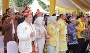 Supian HK Beri Penghargaan Kepada Paman Birin dan Acil Odah