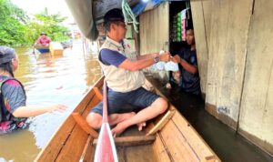 Kalaksa BPBD Murung Raya Bagikan Nasi Bungkus kepada Warga Terdampak Banjir