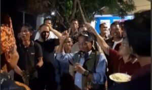 Paslon HEBAT Bersama Tim Disambut Prosesi Adat Dayak di Desa Konut