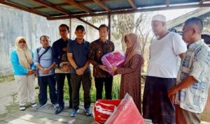 Pj Bupati Barito Utara Serahkan Bantuan Korban Kebakaran di Jalan Beringin