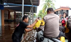Polres Barut Salurkan Bantuan Sembako kepada Warga Terdampak Banjir di Muara Teweh