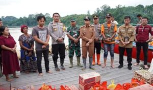 Pj Bupati Murung Raya Salurkan Bantuan Kepada Warga Terdampak Banjir Bulan Oktober 2024