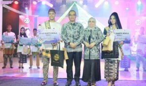 Pj Bupati Batola Serahkan Trofi Grand Final Atak Diang 2024, Dukung Generasi Muda sebagai Duta Daerah