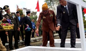 Pemkab Barut Ziarah Nasional dan Tabur Bunga di TMP Darma Persada Muara Teweh
